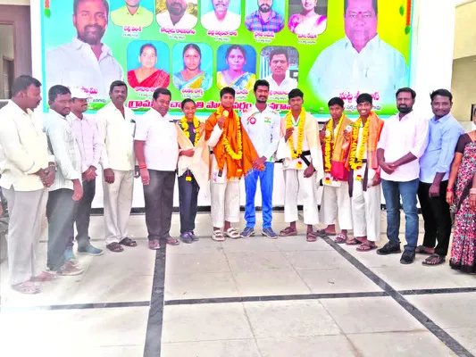 రాష్ట్ర స్థాయికి ఎంపికై న  కరాటే విద్యార్థులకు సన్మానం 