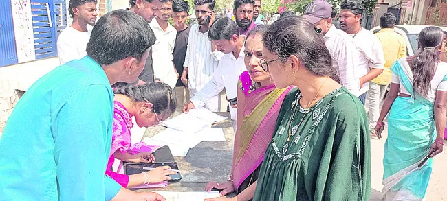 పోలింగ్‌ చిట్టీల పంపిణీలో నిర్లక్ష్యం