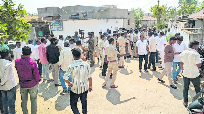 ‘పేట’లో ఇరువర్గాల బాహాబాహీ