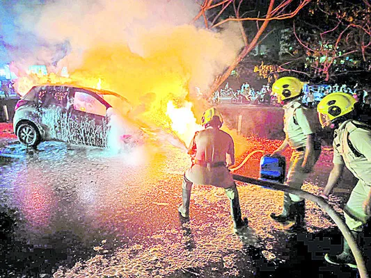 కారులో చెలరేగిన మంటలు 