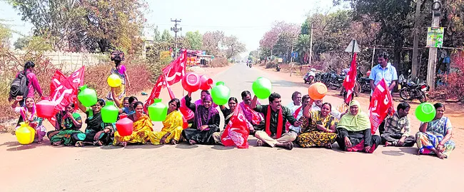 గొంతెండి.. రోడ్డెక్కి!