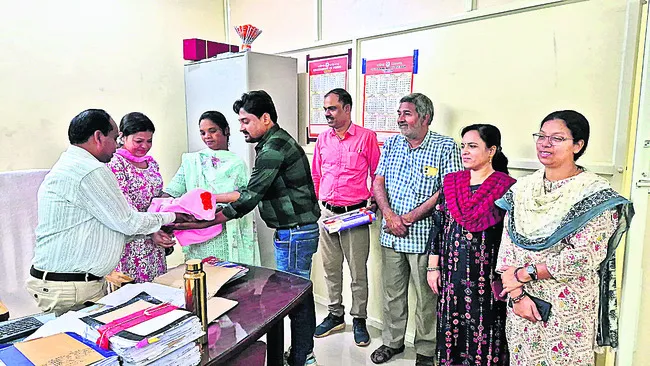 పశ్చిమ బెంగాల్‌ దంపతులకు మగశిశువు దత్తత