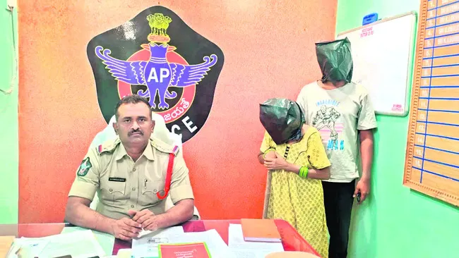 తల్లీబిడ్డ ఆత్మహత్య కేసులో నిందితుల అరెస్ట్‌ 