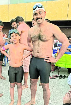ఈత పోటీల్లో తండ్రీ కుమారుల సత్తా 