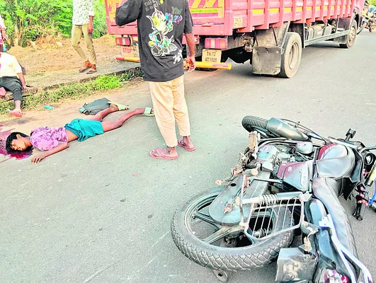 లారీ ఢీకొని విద్యార్థి మృతి 