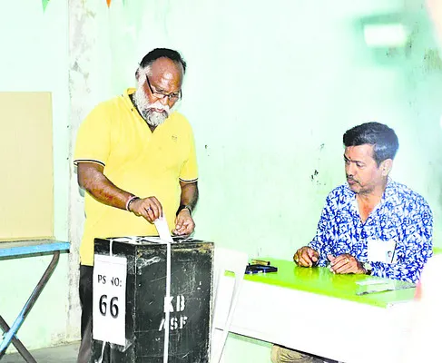 బాక్సుల్లో భవితవ్యం 