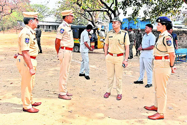 పోలింగ్‌ కేంద్రాలను  పరిశీలించిన సీపీ 