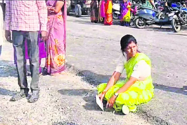 వేములవాడలో కాంగ్రెస్‌ అభ్యర్థి ఆందోళన