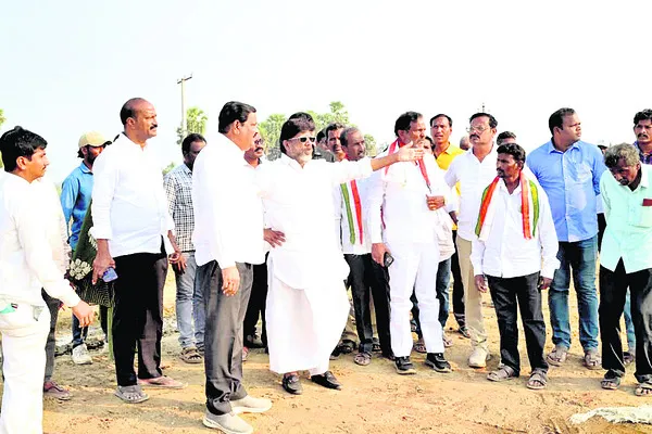 అభివృద్ధి పనుల్లో వేగం పెంచాలి