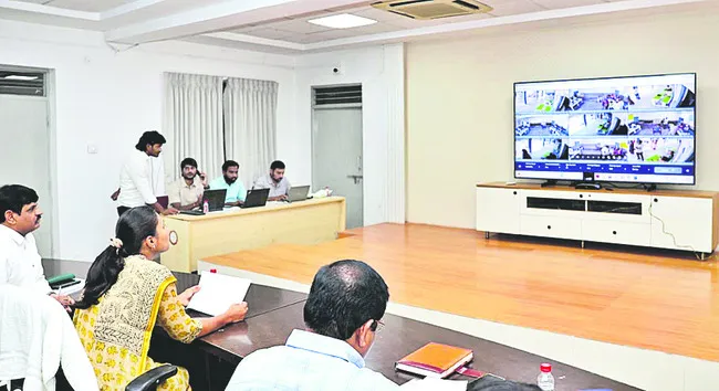 కేంద్రాలను సందర్శించి.. పోలింగ్‌ను పరిశీలించి