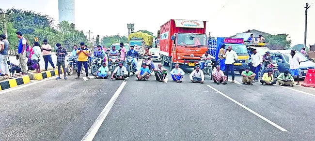 యూరియా కోసం రోడ్డెక్కిన అన్నదాతలు