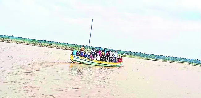 అలల పంచన.. అపాయం అంచున..