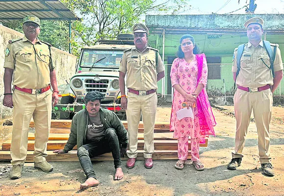 అక్రమంగా తరలిస్తున్న కలప పట్టివేత