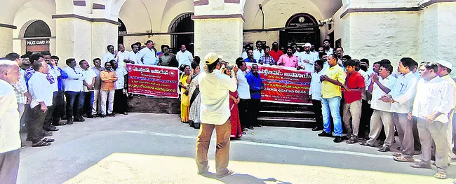 రాష్ట్రంలో ఉద్యోగ వ్యతిరేక పాలన 