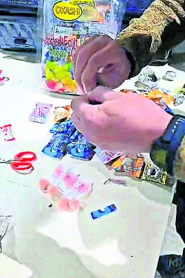 చాక్లెట్లలో గంజాయి..  ఎయిర్‌పోర్టులో సీజ్‌   