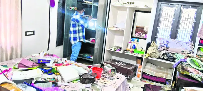 తాళం వేసి ఉన్న ఇంట్లో చోరీ 