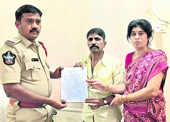 జర్నలిస్టుపై పార్కింగ్‌ సిబ్బంది దాడి