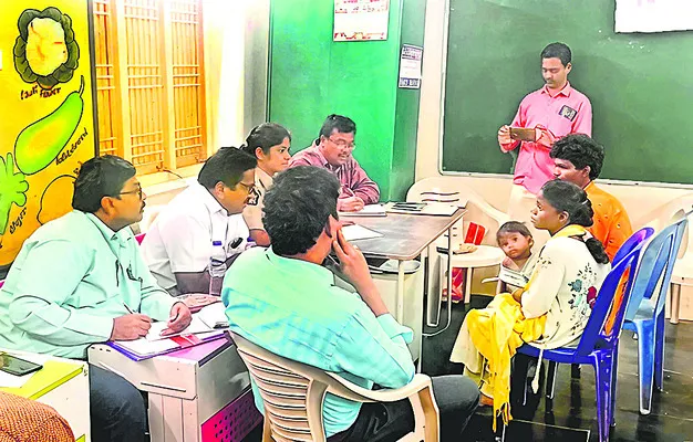 ఎస్టీలపై వేధింపులు :అధికారుల విచారణ 