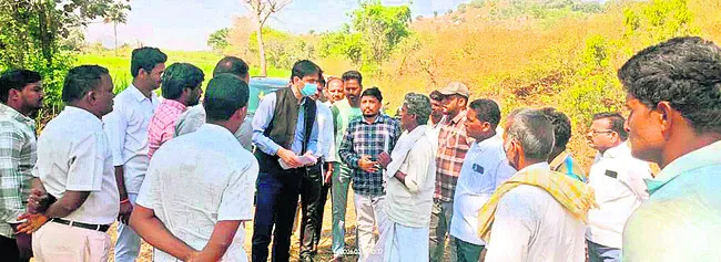 పీహెచ్‌సీ నిర్మాణానికి స్థల పరిశీలన 