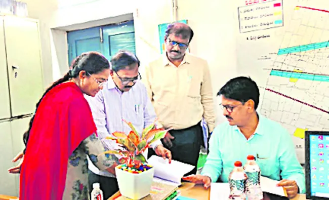 రీ సర్వే పనులు సమయానికి పూర్తి చేయాలి 