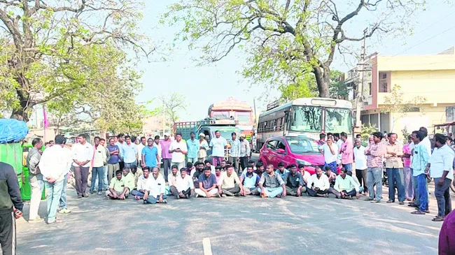 రోడ్డెక్కిన రైతులు