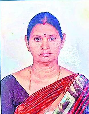 కుక్క అడ్డు రావడంతో బైక్‌ సడెన్‌ బ్రేక్‌.. 