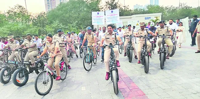 సమాజంలో బాధ్యతగా మెలగాలి 