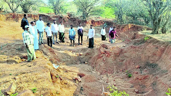 కేశవ్‌ అండతోనే మట్టి దోపిడీ 