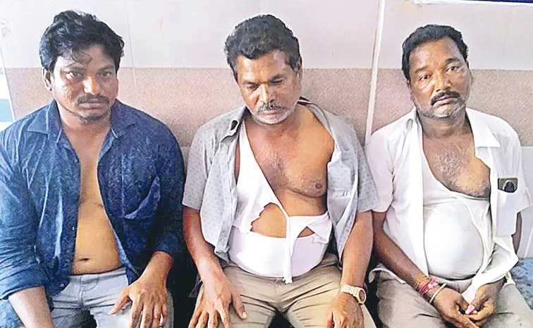 కొల్లేరులో కూటమి రాక్షస రాజ్యం  