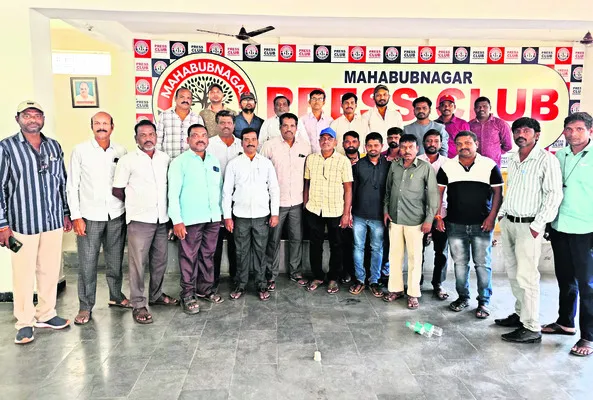 డెస్క్‌ జర్నలిస్టులందరికీ అక్రిడిటేషన్‌ కార్డులు ఇవ్వాల