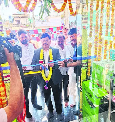 పాయకరావుపేటలో ‘వై నాట్‌’ షోరూం ప్రారంభం 
