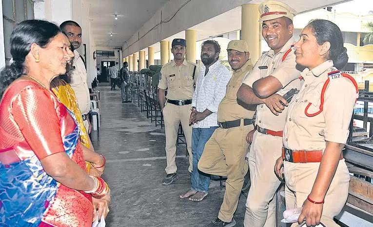 డ్యూటీలో పోలీస్‌ కపుల్స్‌ 