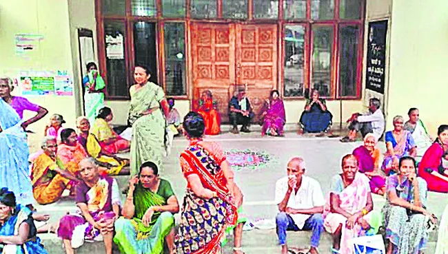 కొత్త పింఛన్లు ఇచ్చేదెన్నడో? 