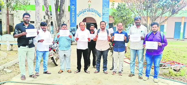 కార్యదర్శులకు ‘పన్ను’పోటు 