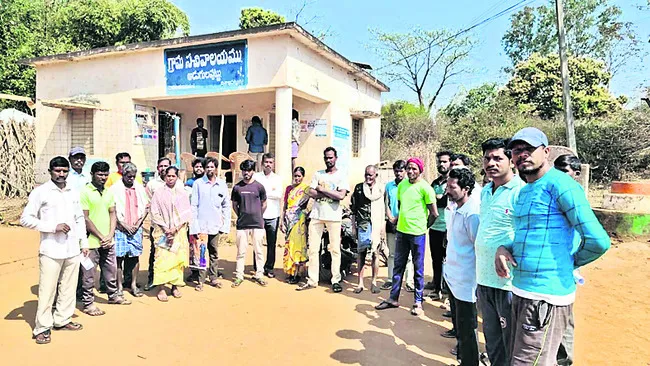 పంచాయతీ కార్యదర్శి గైర్హాజరుపై నిరసన 