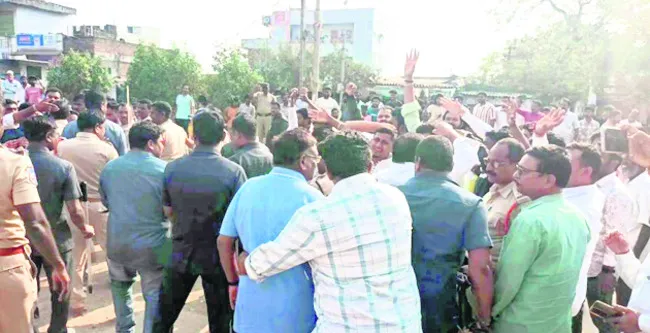 పాత కక్షలతో దాడి 