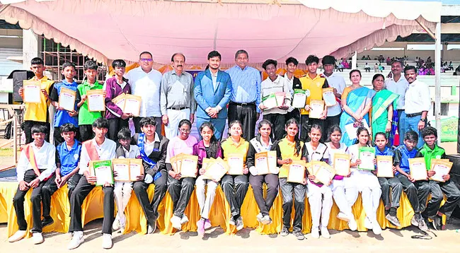 క్రీడలతో ఉజ్వల భవిష్యత్‌ 