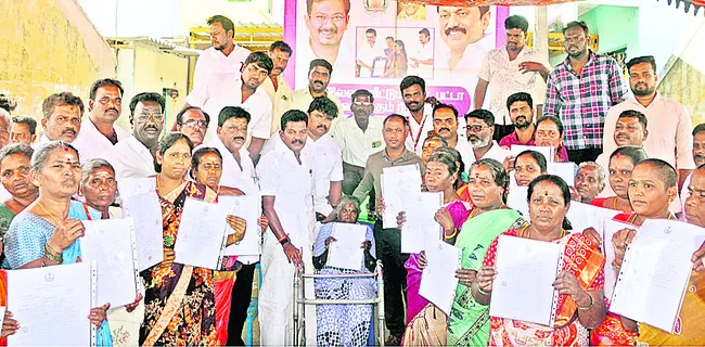 ఉచిత ఇంటి పట్టాల పంపిణీ 