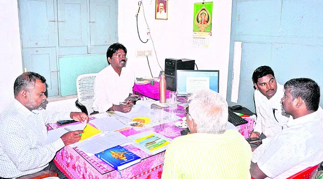 లో ఓల్టేజి సమస్యతో పనిచేయని మరమగ్గాలు 