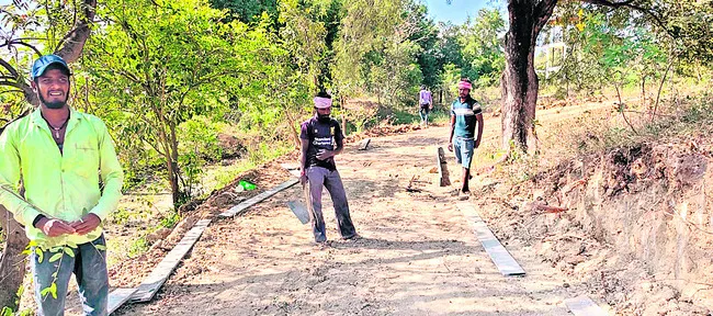 రెండిళ్లకే సీసీ రోడ్డు 