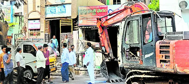 గుంటూరులో విధ్వంసం సృష్టించిన దుండగులు 