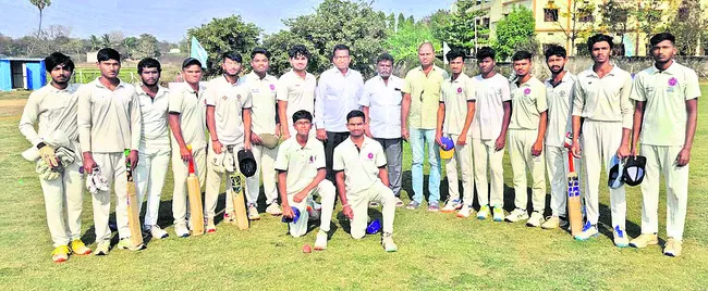 ఫైనల్‌కు చేరిన అండర్‌–19 క్రికెట్‌ పోటీలు