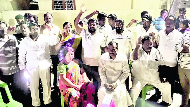 అండర్‌గ్రౌండ్‌లోకి స్వతంత్రులు