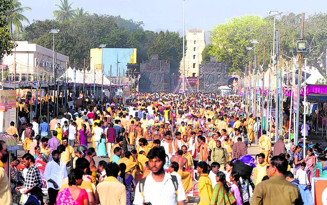 భక్తులతో పోటెత్తిన శ్రీశైలం 