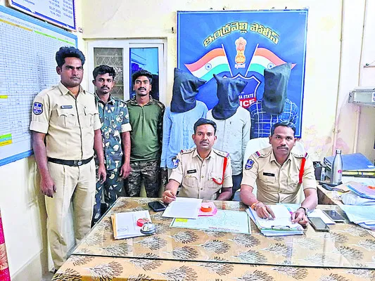 గంజాయి తరలిస్తున్న ముగ్గురిపై కేసు