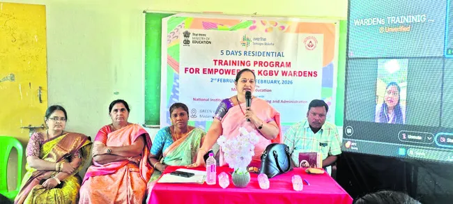 బాలికా విద్యాలయాల్లో ఉత్తమ విద్యను అందించాలి 