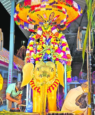 గజ వాహనంపై దర్శనమిచ్చిన మల్లేశ్వరుడు 