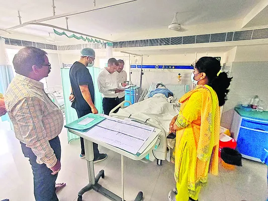 ఉపాధ్యాయురాలికి కలెక్టర్‌ పరామర్శ 