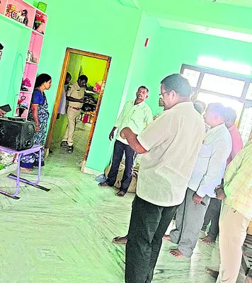 నెక్కొండలో నగదు, నగలు చోరీ