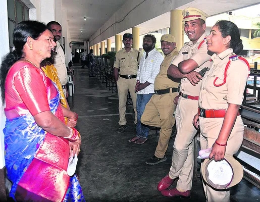  డ్యూటీలో పోలీస్‌ కపుల్స్‌ 